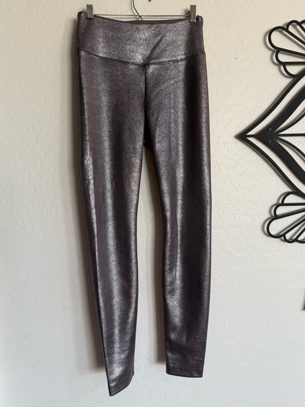 WHBM Runway Leggings Metallic Foil Snake Print Gray Silver Grey Size 4 EUC